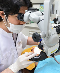 マイクロスコープ（歯科用顕微鏡）を使った正確・精密な虫歯治療で患者様の負担を最小限に
